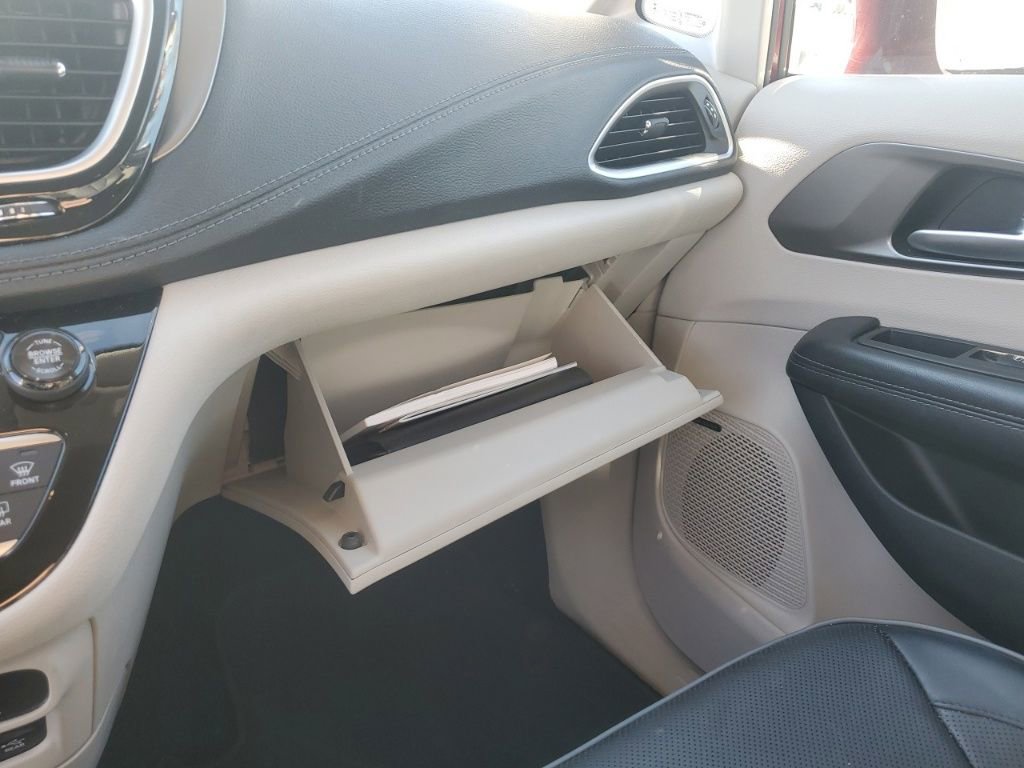 Used 2018 Chrysler Pacifica Limited image 26