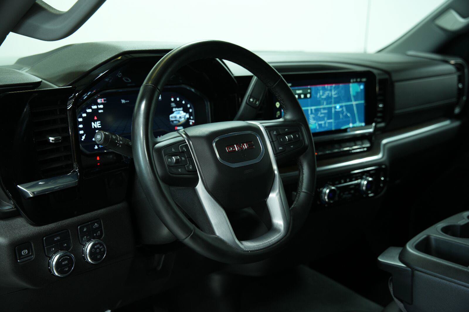 Used 2025 GMC Sierra 1500 SLT AWD/4WD image 40