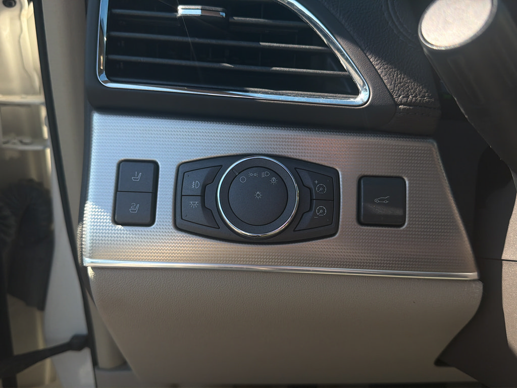 Used 2013 Lincoln MKX AWD image 19