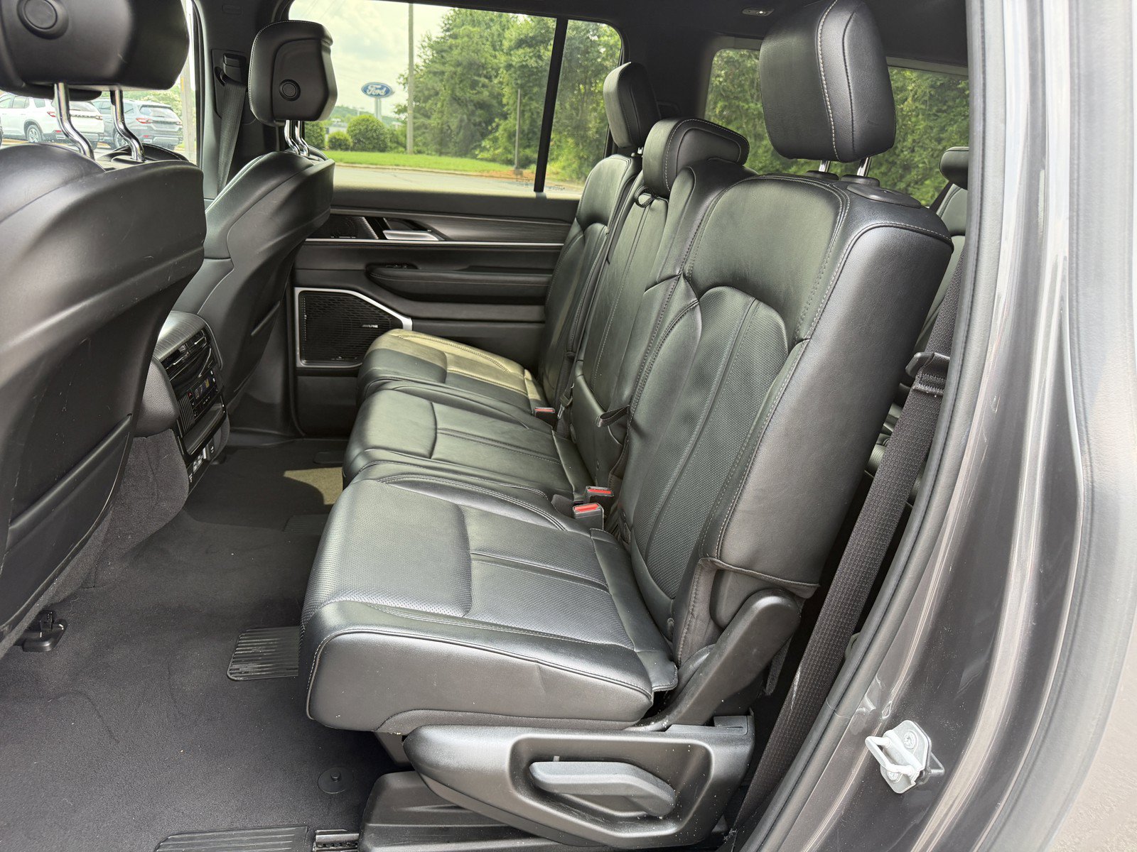 Used 2024 Jeep Wagoneer L Series III w/ Flexible Seating Group AWD/4WD image 10