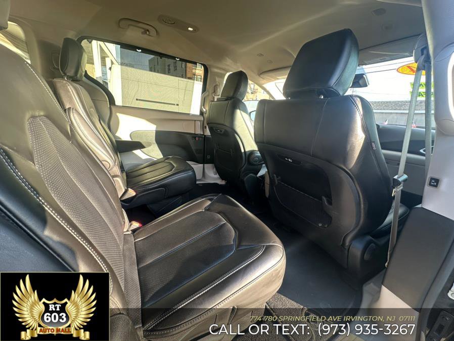 Used 2024 Chrysler Pacifica Touring-L image 18