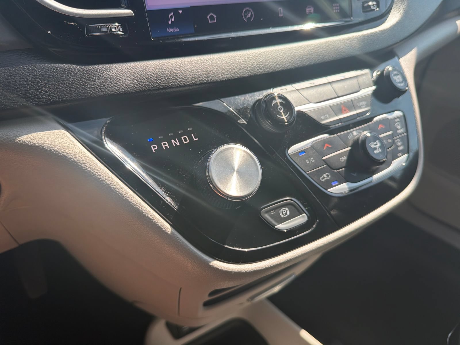 Used 2023 Chrysler Pacifica Touring-L FWD image 18