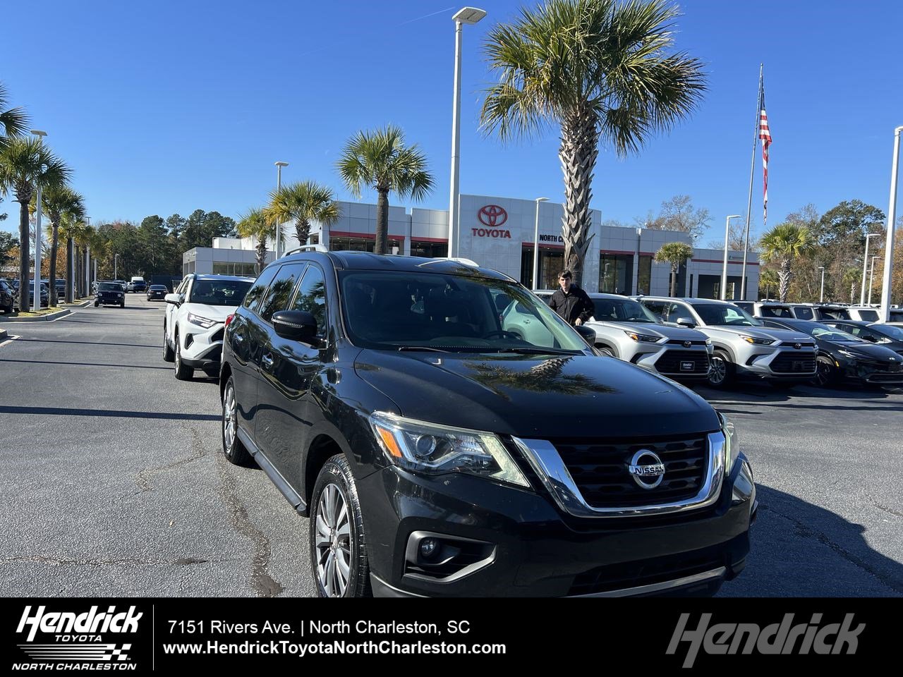 Used 2020 Nissan Pathfinder SV image 1