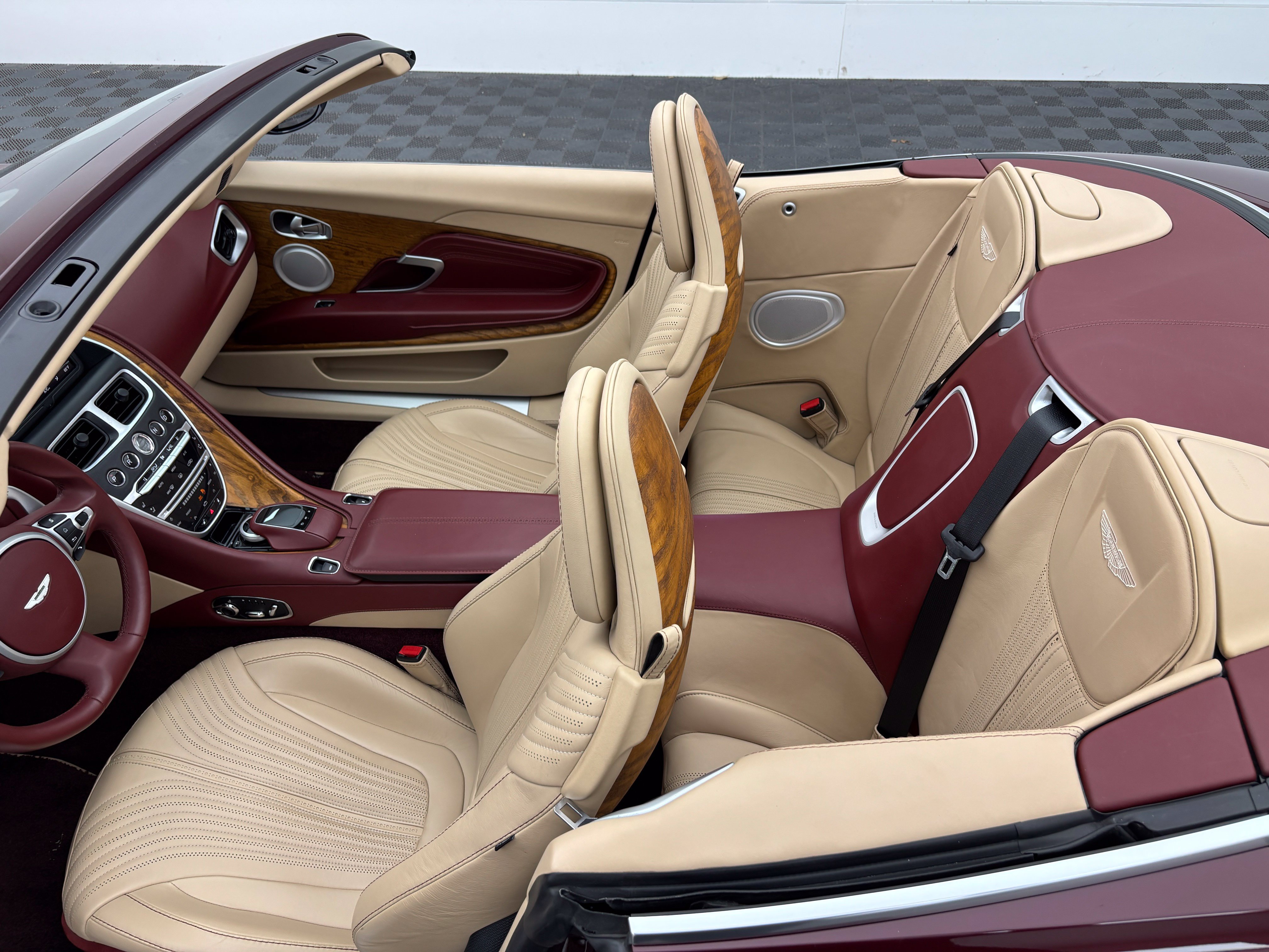 Used 2019 Aston Martin DB11 Volante RWD image 41