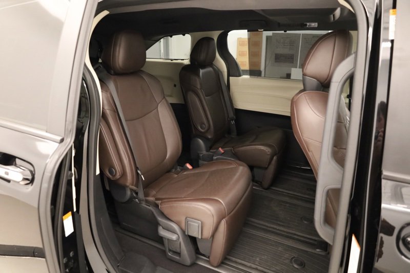 Used 2023 Toyota Sienna Platinum image 33