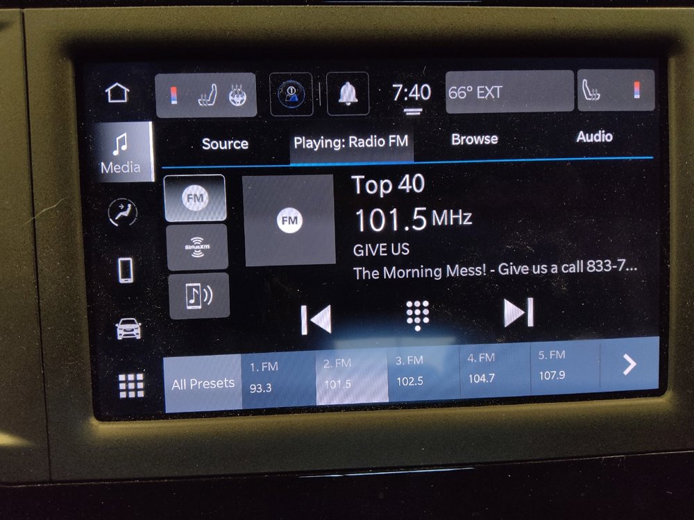 Used 2022 Chrysler Voyager LX image 25