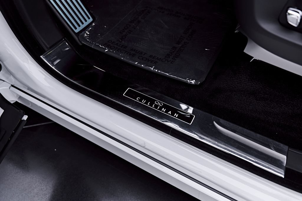 Used 2025 Rolls-Royce Cullinan Black Badge AWD/4WD image 43