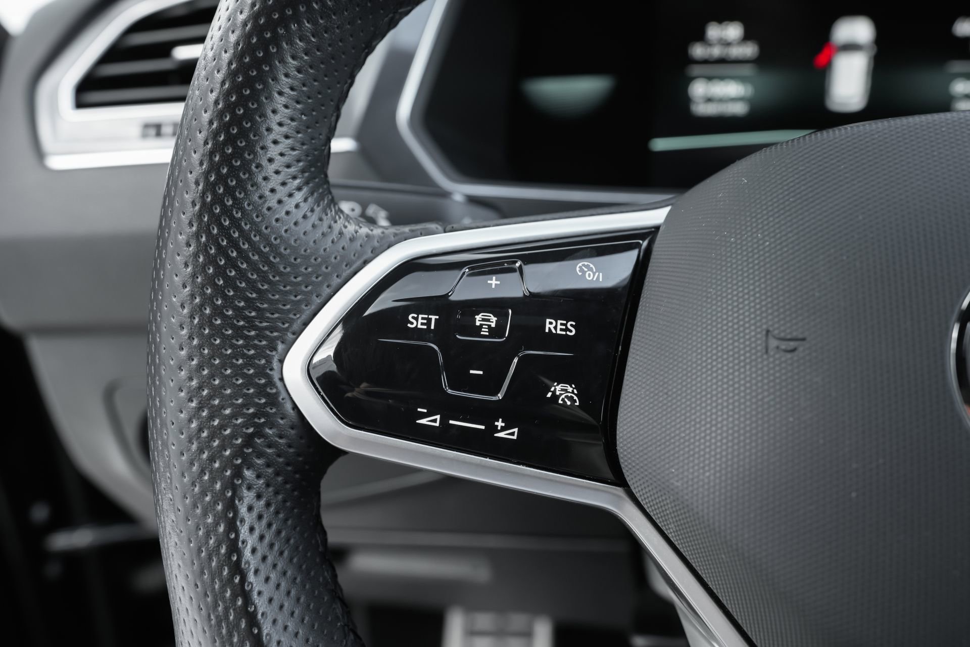 Used 2022 Volkswagen Tiguan SE R-Line image 17