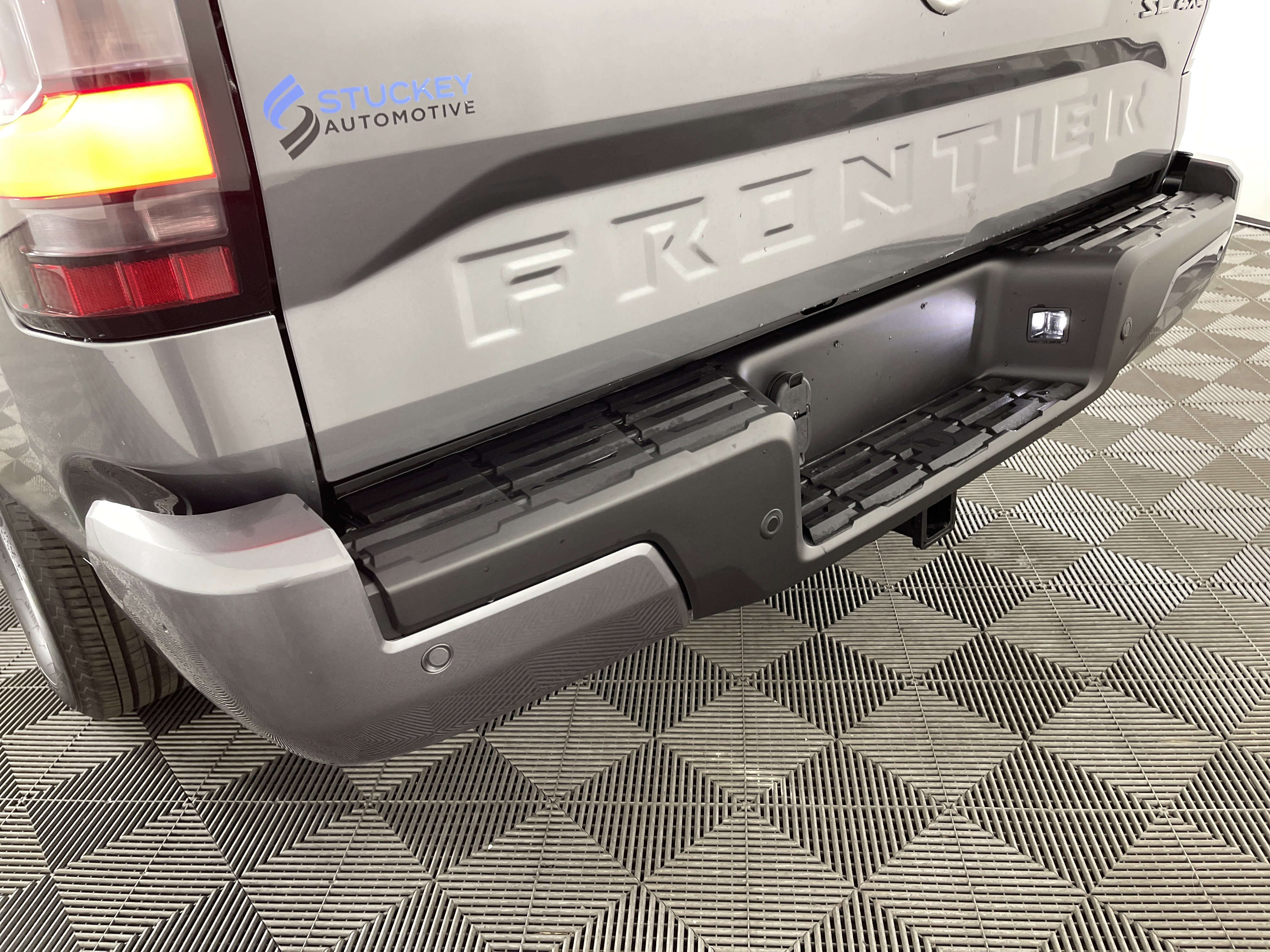 Used 2025 Nissan Frontier SL w/ Graphics Package image 8