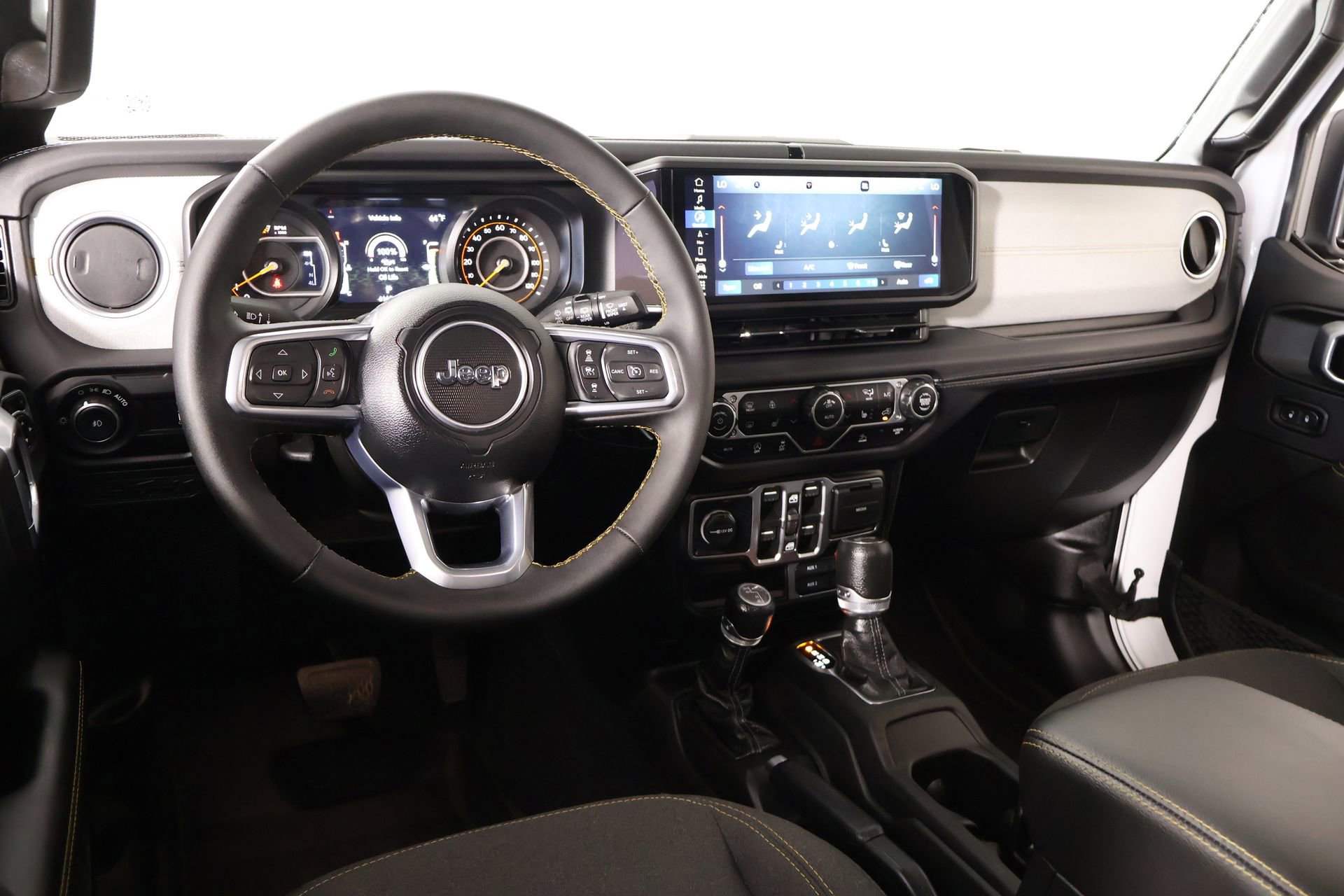 Used 2025 Jeep Wrangler Unlimited Sahara AWD/4WD image 2