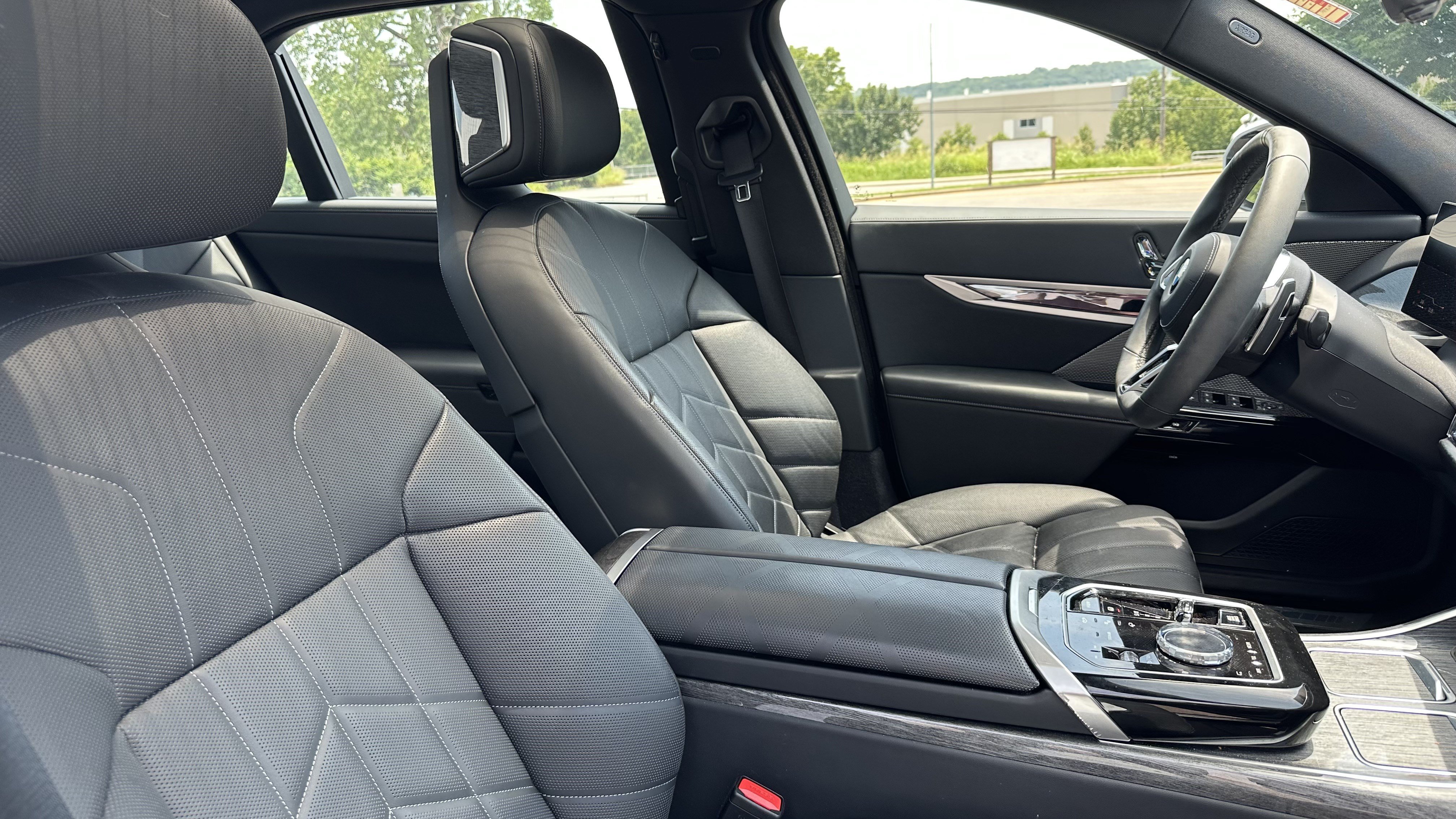 Certified 2024 BMW 760i xDrive AWD/4WD image 33