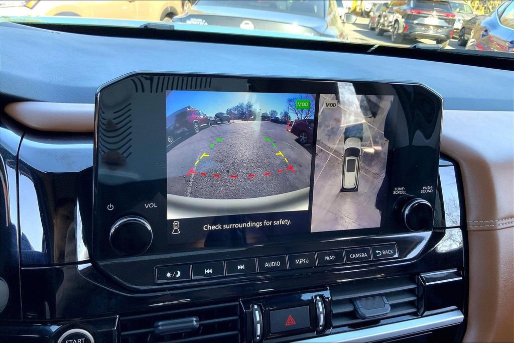 Used 2024 Nissan Pathfinder Platinum image 11