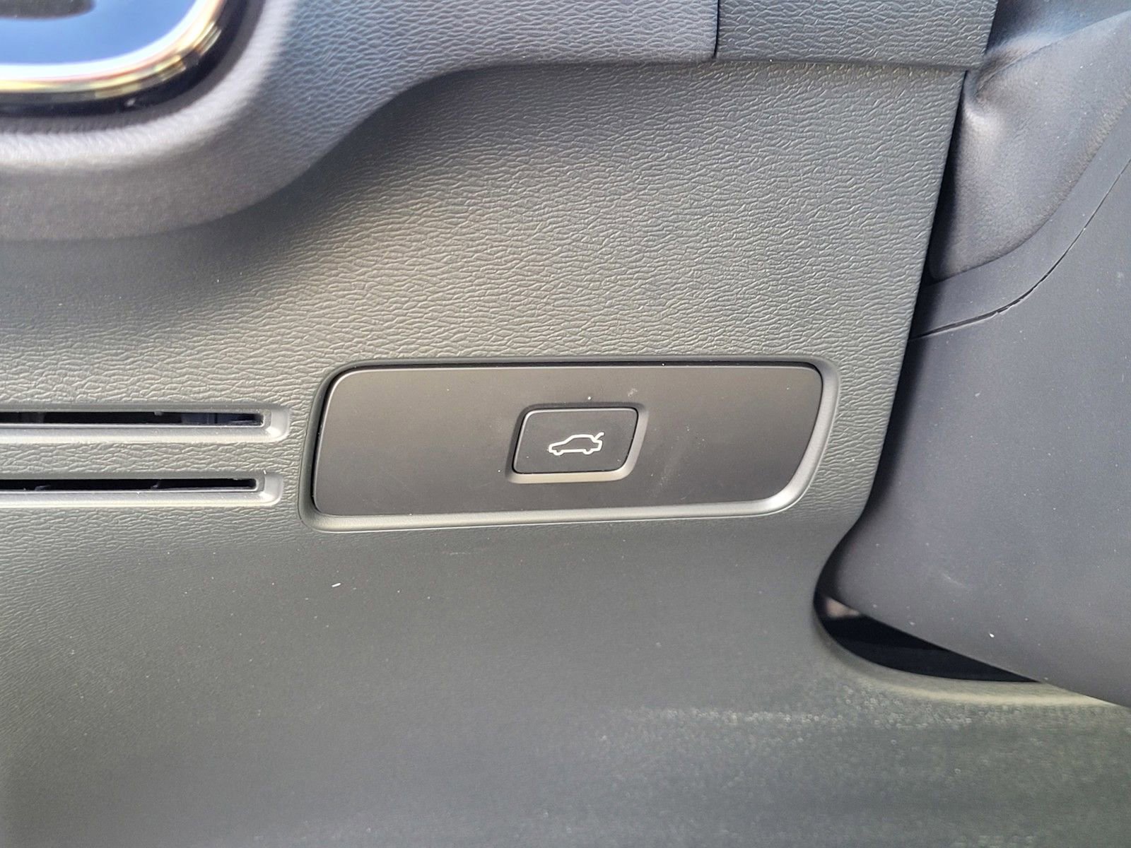 Certified 2023 Volvo XC40 Recharge Ultimate w/ Protection Package Premier image 17