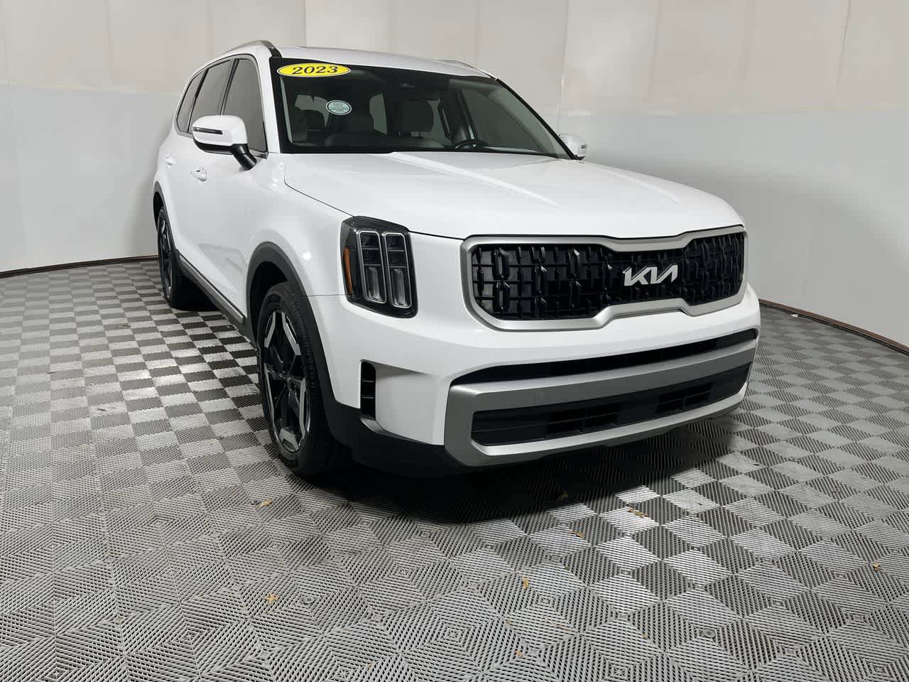 Used 2023 Kia Telluride EX w/ EX Captain's Chair Package AWD/4WD image 2