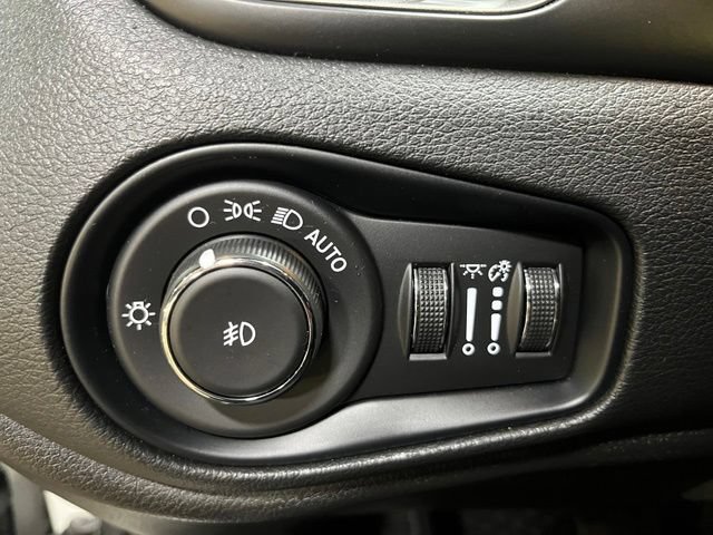 Used 2022 Jeep Renegade Latitude w/ Convenience Group AWD/4WD image 16