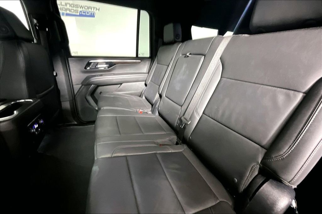 Used 2025 Chevrolet Suburban Z71 image 21