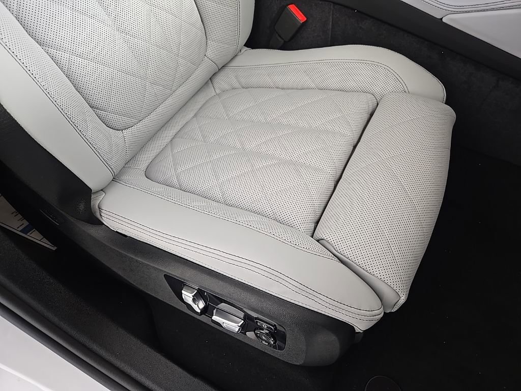 New 2026 BMW X6 xDrive40i w/ Climate Comfort Package image 18