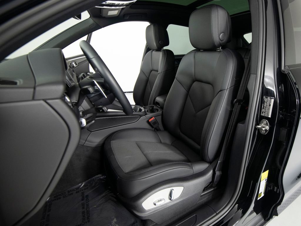 Certified 2025 Porsche Macan image 15