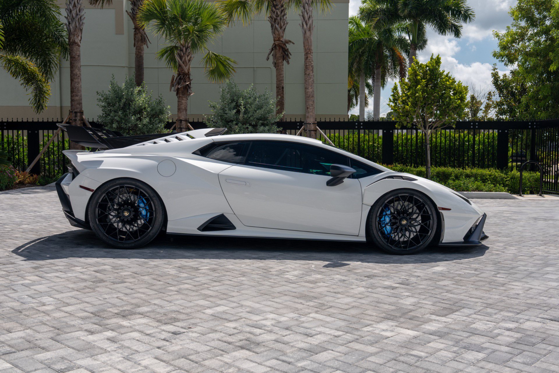 Used 2021 Lamborghini Huracan STO RWD image 2