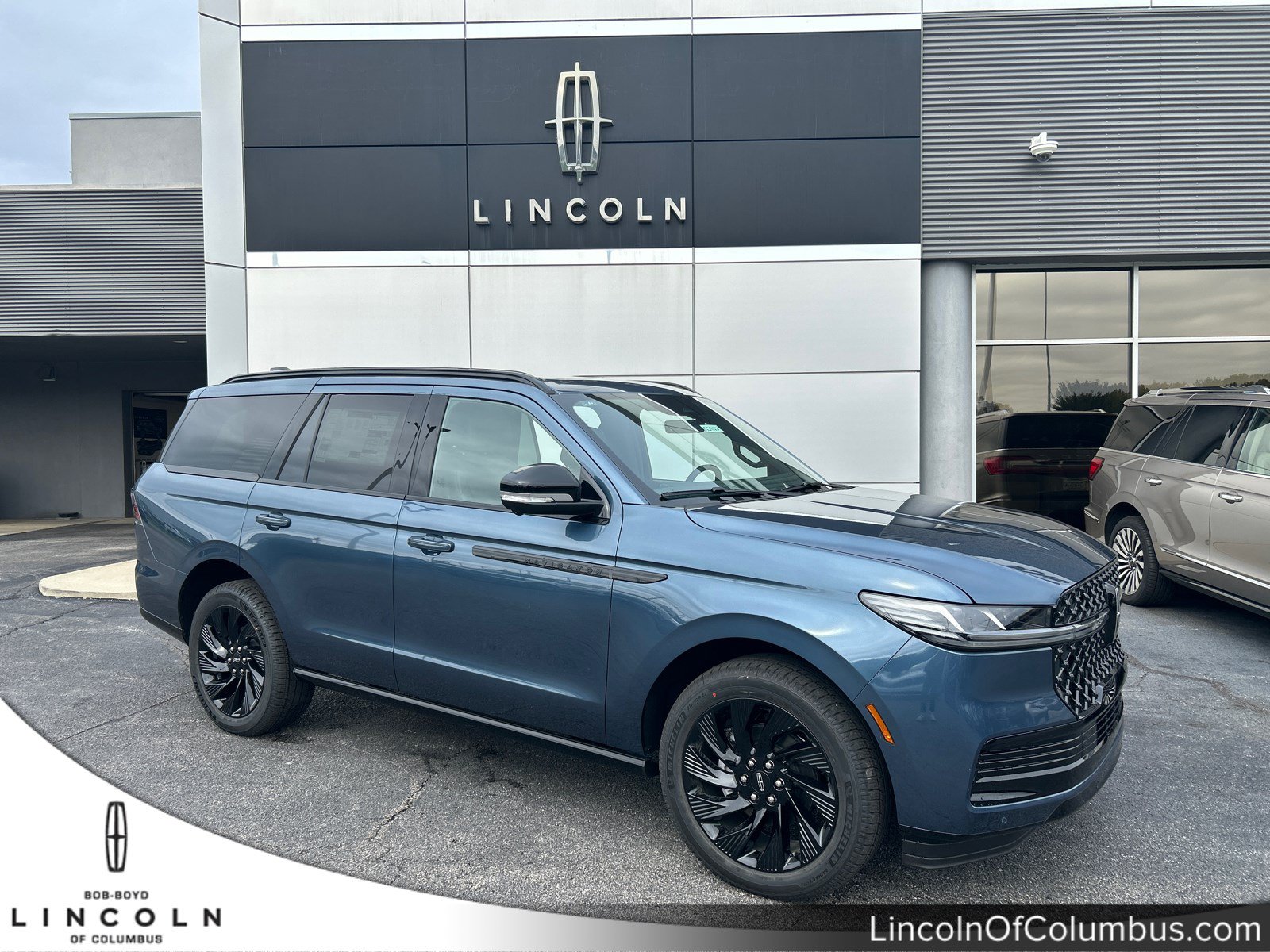 New 2027 Lincoln Navigator Reserve w/ Jet Appearance Package AWD/4WD image 1