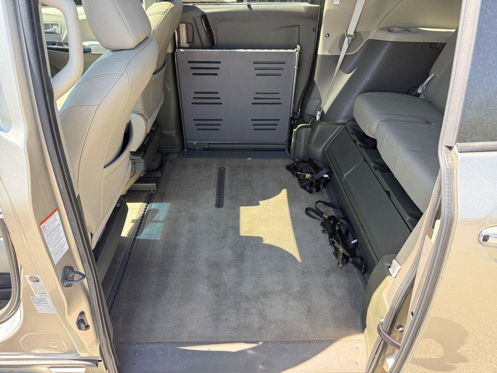 Used 2015 Toyota Sienna XLE w/ XLE Navigation Package FWD image 12