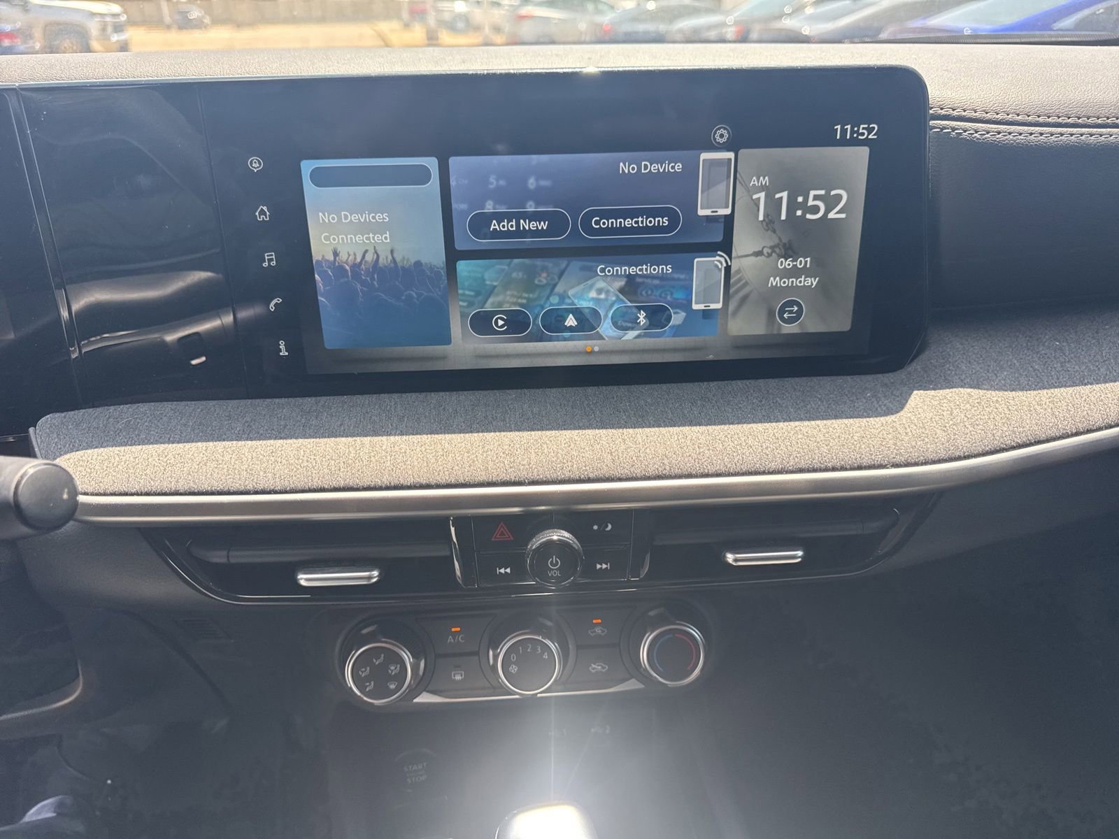 Used 2025 Nissan Kicks SV FWD image 13
