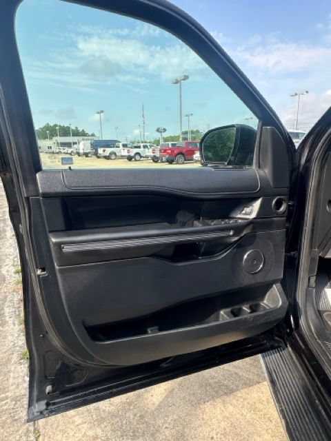 Used 2019 Ford Expedition Max XLT w/ Equipment Group 202A AWD/4WD image 9