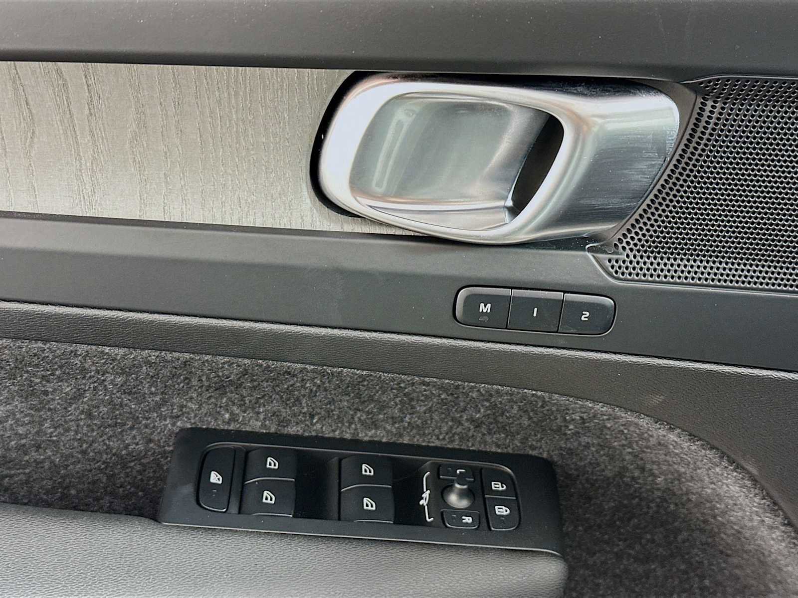 Used 2025 Volvo XC40 B5 Plus w/ Climate Package image 17