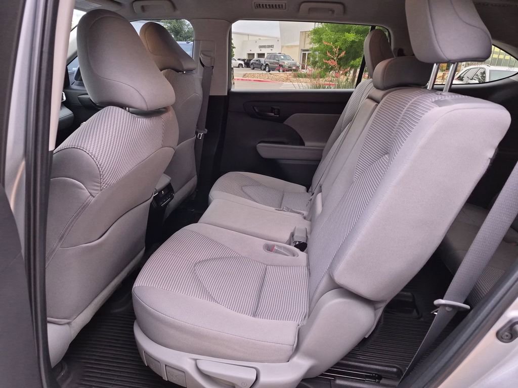 Used 2023 Toyota Highlander L FWD image 34