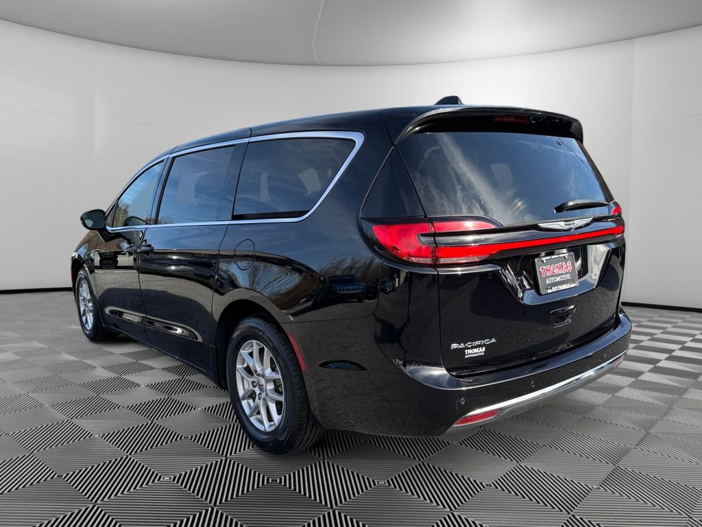 Used 2024 Chrysler Pacifica Touring-L image 5