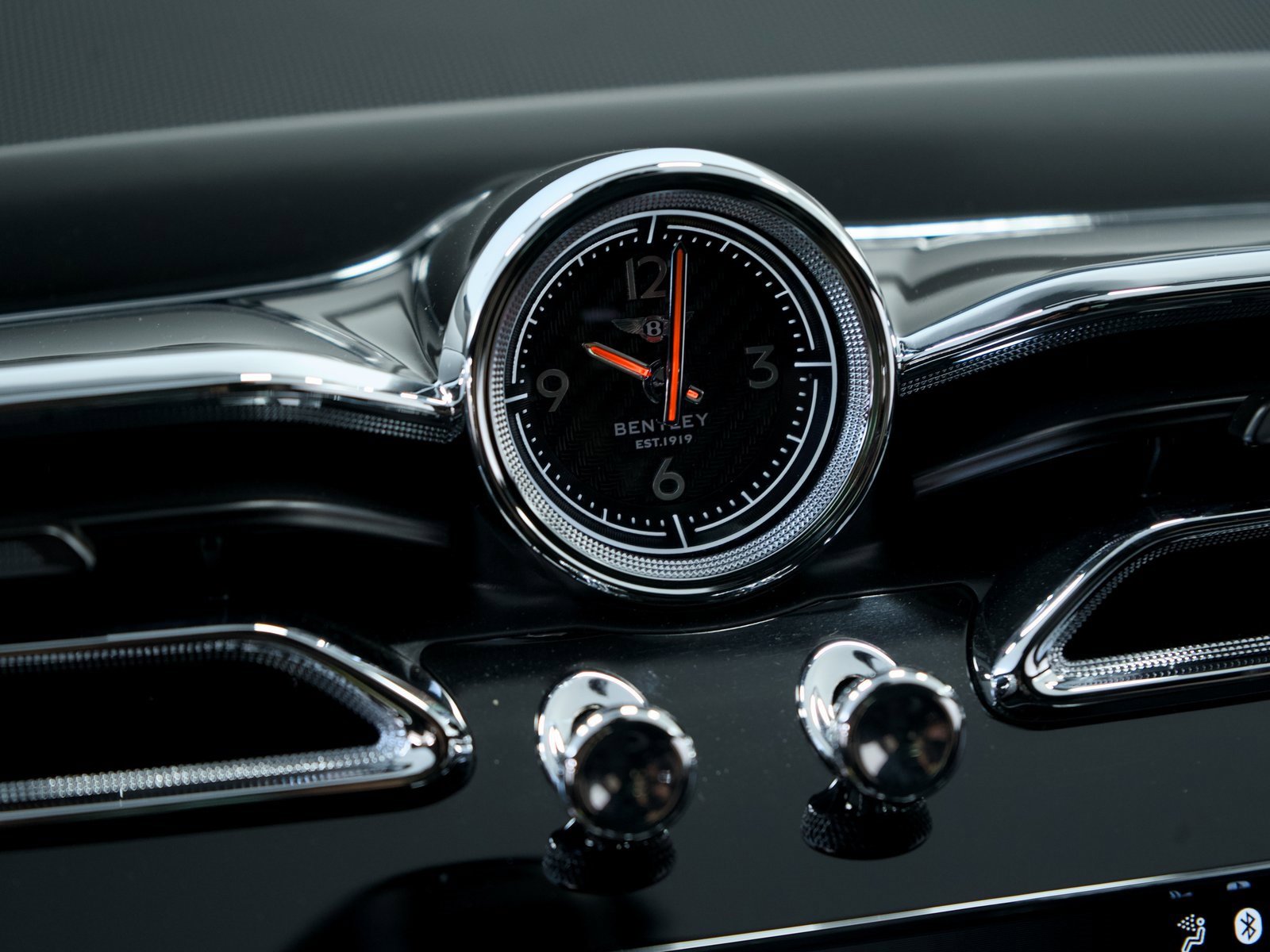 Used 2025 Bentley Bentayga image 41