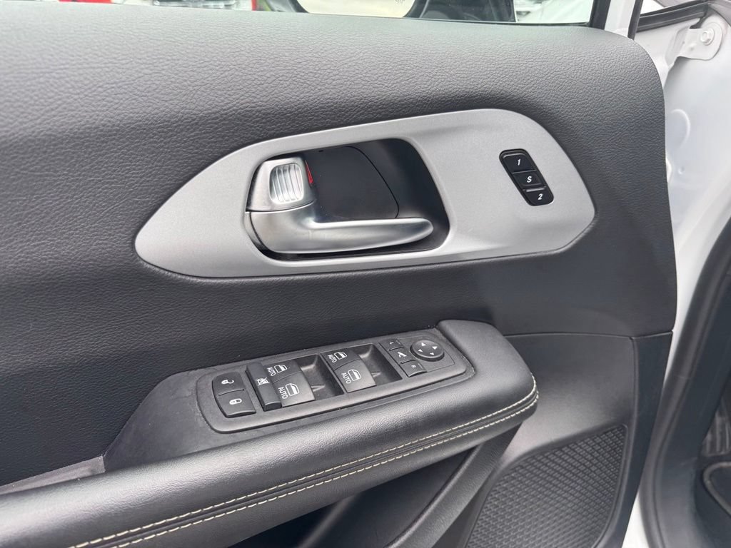 Used 2025 Chrysler Pacifica Limited FWD image 3