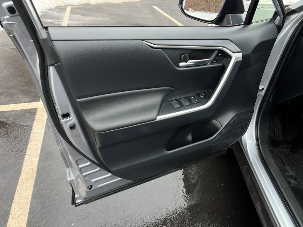 Used 2022 Toyota RAV4 XLE Premium image 11