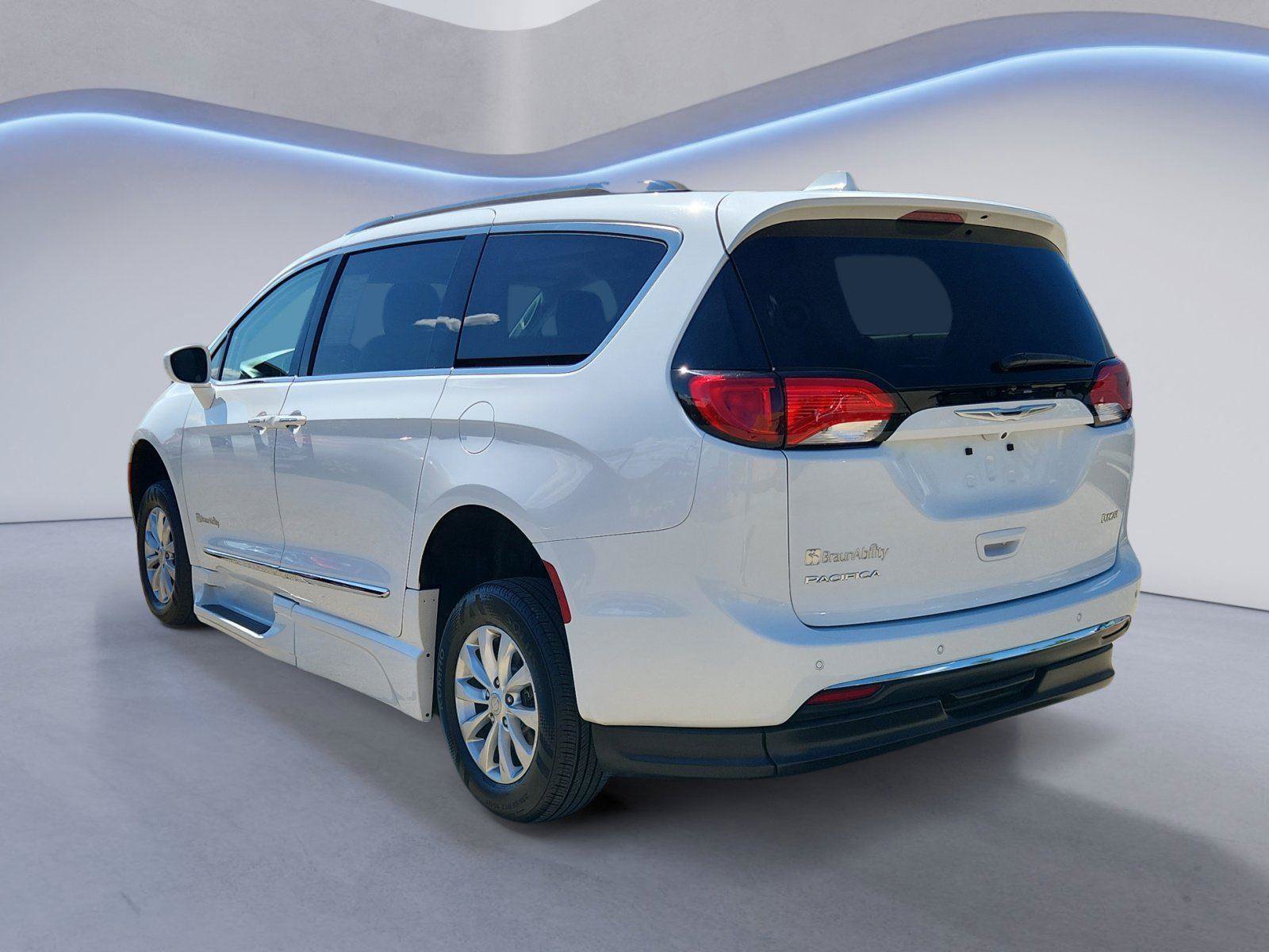 Used 2018 Chrysler Pacifica Touring-L Plus FWD image 5