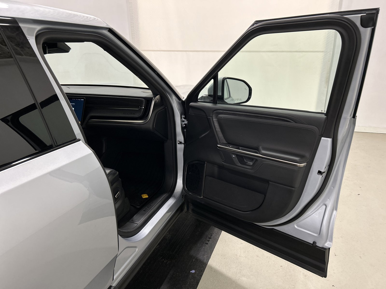 Used 2025 Rivian R1T Adventure image 18