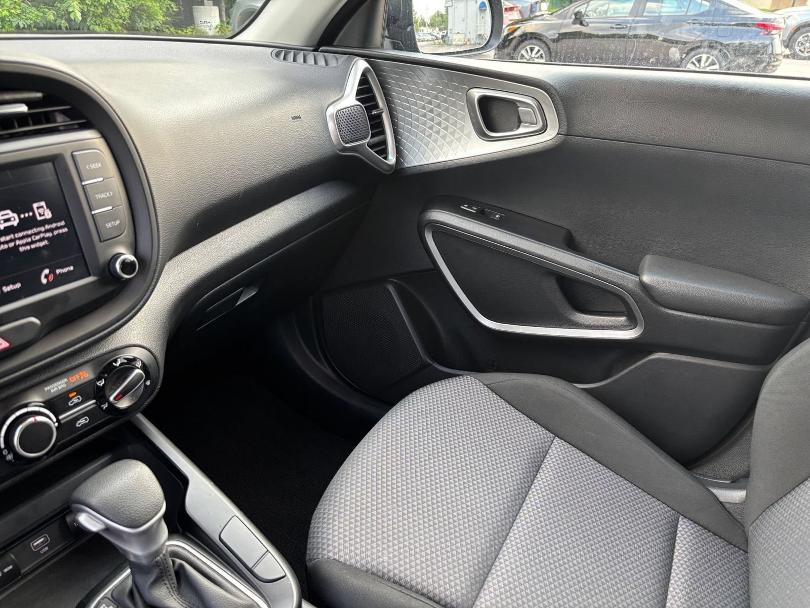 Used 2025 Kia Soul LX w/ LX Technology Package FWD image 32