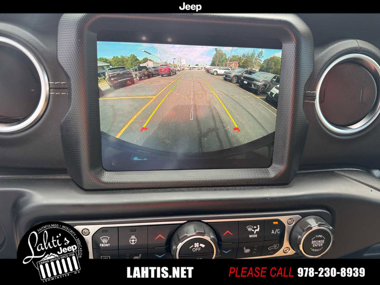 Used 2022 Jeep Wrangler Unlimited Sahara w/ Cold Weather Group image 19