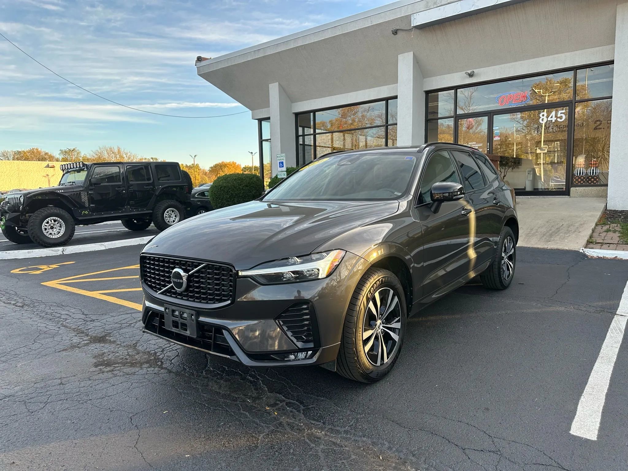 Used 2024 Volvo XC60 B5 Core image 3