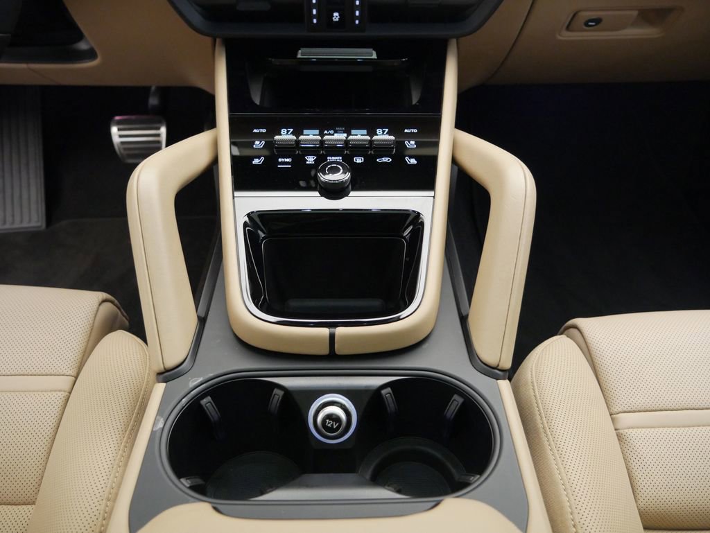Certified 2024 Porsche Cayenne Turbo image 34