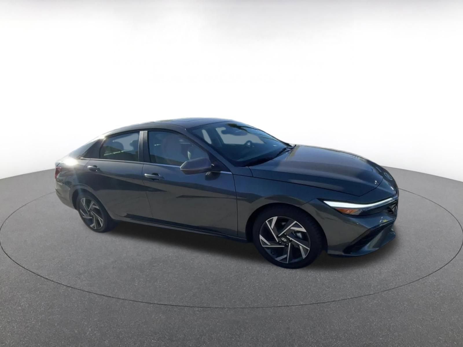 Used 2025 Hyundai Elantra Limited image 2