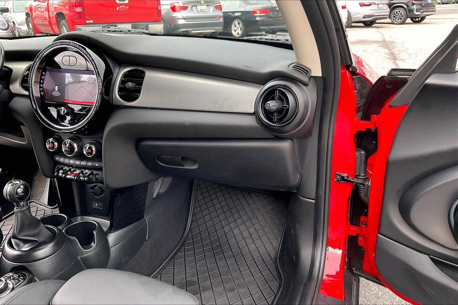 Used 2024 MINI Cooper 2-Door Hardtop FWD image 17
