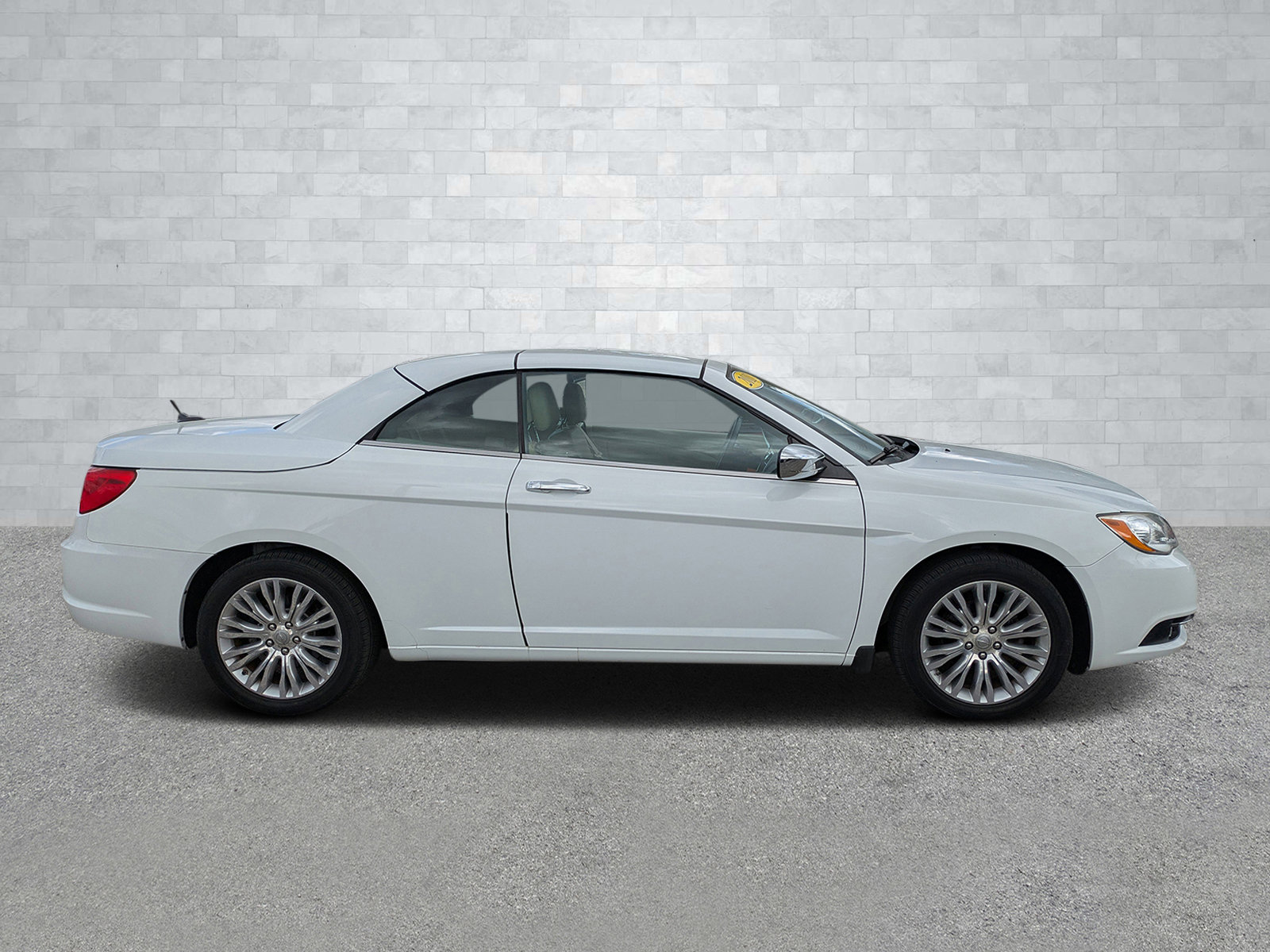 Used 2011 Chrysler 200 Limited image 4