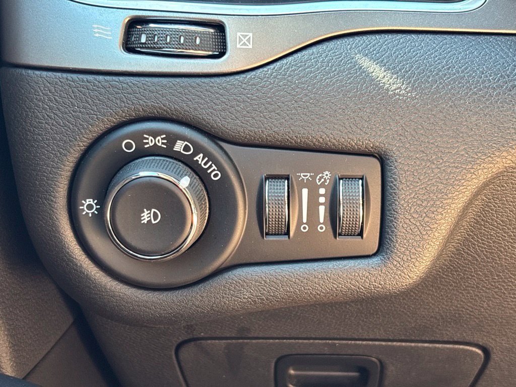 Used 2019 Jeep Cherokee Latitude Plus w/ Cold Weather Group AWD/4WD image 19