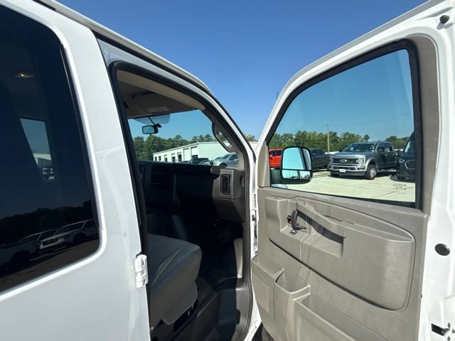 Used 2025 Chevrolet Express 3500 LS RWD image 17