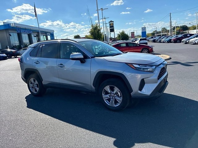 Used 2025 Toyota RAV4 XLE AWD/4WD image 3