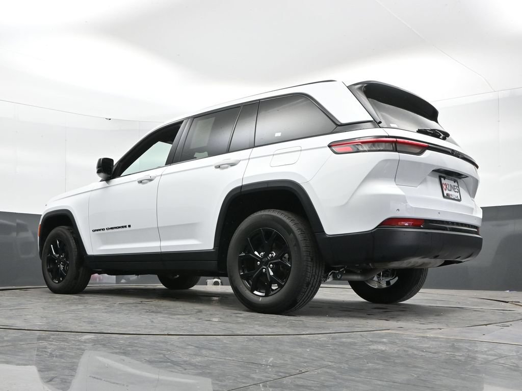 Used 2025 Jeep Grand Cherokee Altitude AWD/4WD image 44