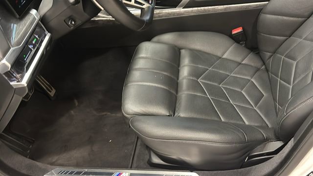 Used 2025 BMW 740i xDrive AWD/4WD image 29