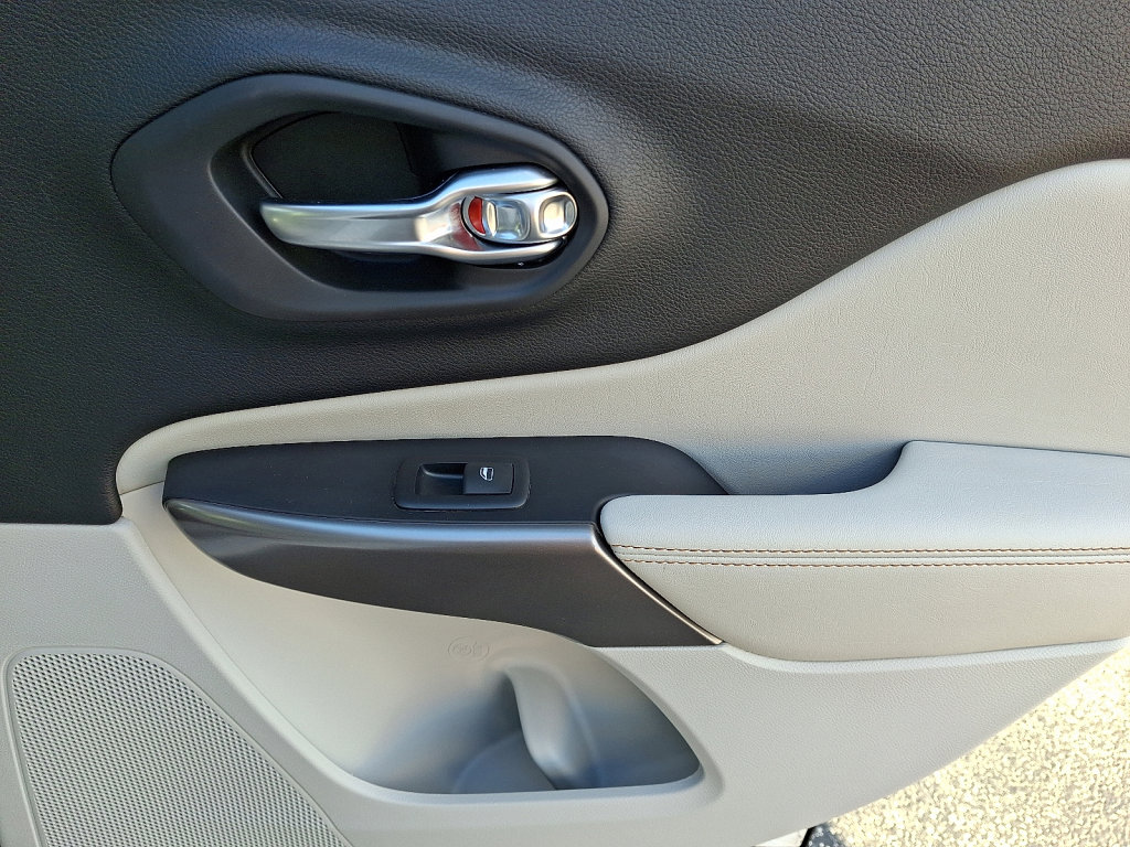 Used 2019 Jeep Cherokee Limited image 14