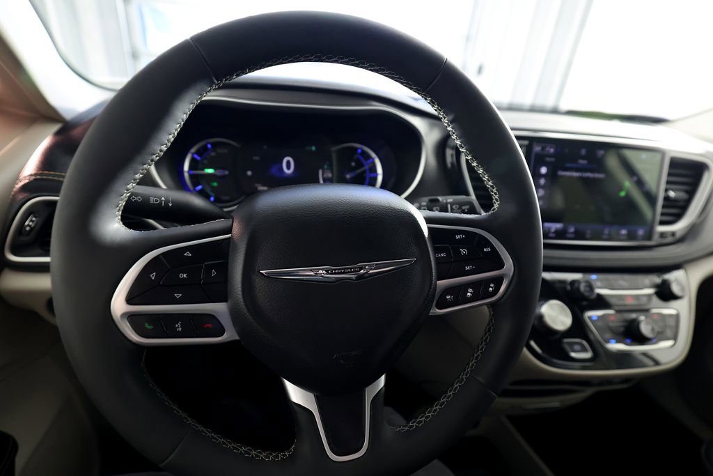 Used 2024 Chrysler Pacifica Select image 20