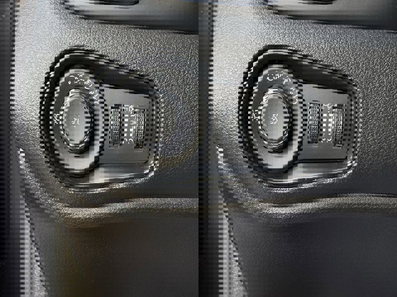 Used 2017 Jeep Renegade Altitude image 22